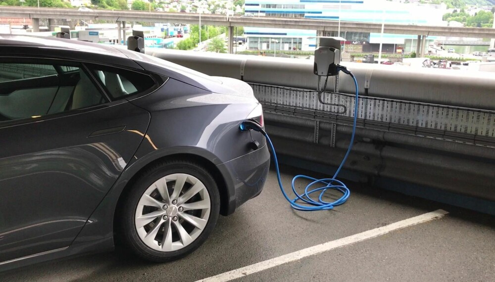 Ikke hurtiglader, men i det minste en skikkelig Type 2-kontakt med 30 ampere. Ikke hurtiglader, men i det minste en skikkelig Type 2-kontakt med 30 ampere.