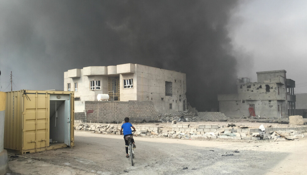 PÅTENT: En ung gutt avbildet mens han sykler i byen Qayyarah nord i Irak. Da irakiske styrker tvang IS-soldatene ut av byen, valgte terrorgruppen å sette fyr på oljereservene i byen. PÅTENT: En ung gutt avbildet mens han sykler i byen Qayyarah nord i Irak. Da irakiske styrker tvang IS-soldatene ut av byen, valgte terrorgruppen å sette fyr på oljereservene i byen.