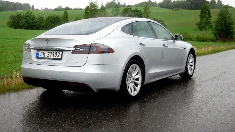 TESLA MODEL S 75 er i dag den rimeligste modellen av Model S det er mulig å kjøpe ny. Bilen har kun bakhjulstrekk. Nå avvikler Tesla modellen. TESLA MODEL S 75 er i dag den rimeligste modellen av Model S det er mulig å kjøpe ny. Bilen har kun bakhjulstrekk. Nå avvikler Tesla modellen.
