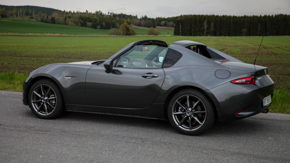 RETRACTABLE FASTBACK: Mazda har endret takkonstruksjonen på nye MX-5, og med det laget en morsom og tøff bil - både med taket oppe og nede. RETRACTABLE FASTBACK: Mazda har endret takkonstruksjonen på nye MX-5, og med det laget en morsom og tøff bil - både med taket oppe og nede.