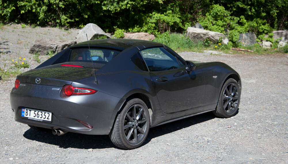 Med taket oppe er det vanskelig å se at dette er en cabriolet - eller roadster om du vil. Med taket oppe er det vanskelig å se at dette er en cabriolet - eller roadster om du vil.