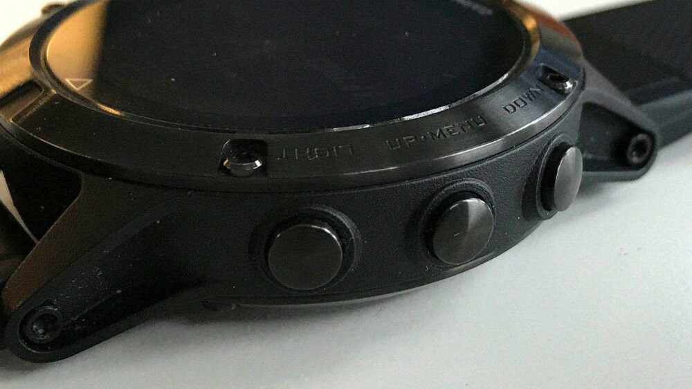NAVIGASJONSKNAPPER: Menysystemet i Garmin Fenix 5 er tuftet på fem knapper rundt klokken. For å gjøre det enda mer innviklet, aktiverer de fleste knappene en ny undermeny ved å holde knappen inne. Det tar tid å lære. NAVIGASJONSKNAPPER: Menysystemet i Garmin Fenix 5 er tuftet på fem knapper rundt klokken. For å gjøre det enda mer innviklet, aktiverer de fleste knappene en ny undermeny ved å holde knappen inne. Det tar tid å lære.