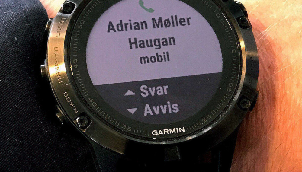 HALVSMART: Fenix 5 kobler seg til smartklokken din og videreformidler alle innkommende samtaler, meldinger og varsler. Som du ser på bildet over kan en svare på eller avvise anrop, men samtalen må gjøres med mobilen. Tilsvarende kan du lese tekstmeldinger, men ikke svare. HALVSMART: Fenix 5 kobler seg til smartklokken din og videreformidler alle innkommende samtaler, meldinger og varsler. Som du ser på bildet over kan en svare på eller avvise anrop, men samtalen må gjøres med mobilen. Tilsvarende kan du lese tekstmeldinger, men ikke svare.