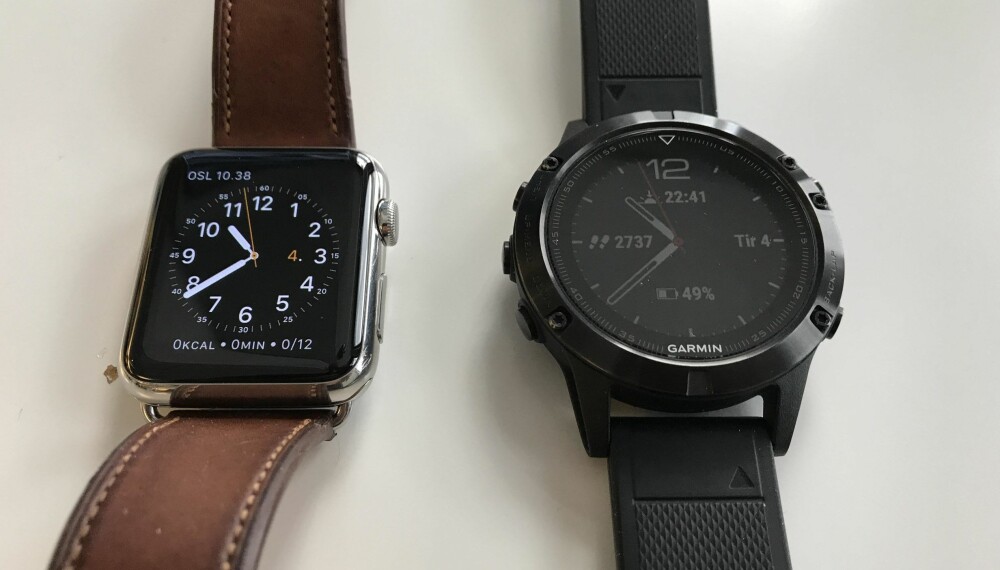 IKKE ET STILIKON: Fenix 5 har vel et så klassisk sportsklokke-utseende det er mulig å få det. Selv synes jeg Apple Watch gjør litt mer ut av seg designmessig. Her ser du også forskjellen på skjermene. Apple Watch har en farge- og lyssterk skjerm som aktiveres når du løfter armen. Garmin Fenix 5 er vesentlig mørkere, men alltid aktiv. IKKE ET STILIKON: Fenix 5 har vel et så klassisk sportsklokke-utseende det er mulig å få det. Selv synes jeg Apple Watch gjør litt mer ut av seg designmessig. Her ser du også forskjellen på skjermene. Apple Watch har en farge- og lyssterk skjerm som aktiveres når du løfter armen. Garmin Fenix 5 er vesentlig mørkere, men alltid aktiv.