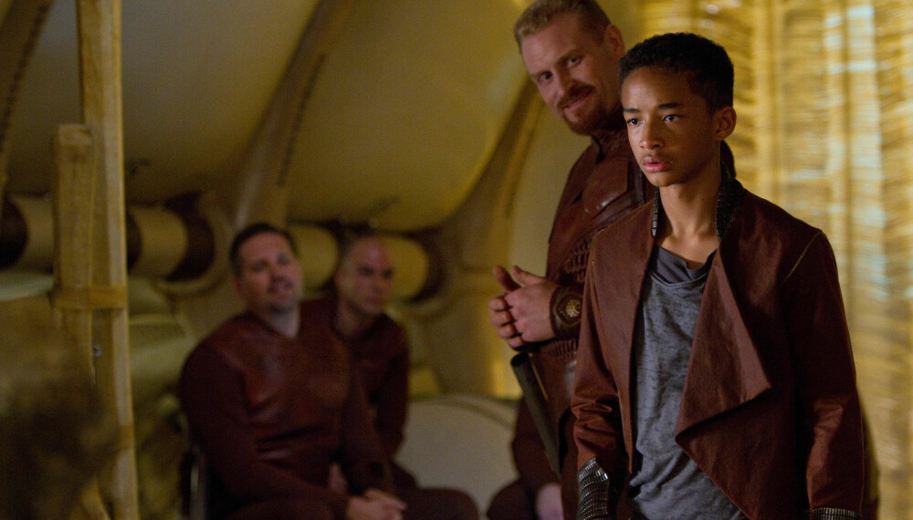 STORE STJERNER: Kristofer Hivju hadde en rolle i filmen «After Earth» sammen med Will Smith og hans sønn, Jaden Smith. Nordmannen kan skimtes bak Jaden Smith. Filmen ble aldri en stor hit, men var en av Hivjus første oppdrag i Hollywood. STORE STJERNER: Kristofer Hivju hadde en rolle i filmen «After Earth» sammen med Will Smith og hans sønn, Jaden Smith. Nordmannen kan skimtes bak Jaden Smith. Filmen ble aldri en stor hit, men var en av Hivjus første oppdrag i Hollywood.