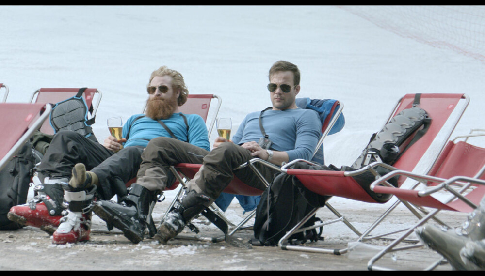 PRISVINNENDE: Kristofer Hivju hadde en stor rolle i Ruben Östlunds «Turist».38-åringen fikk en Guldbagge for sitt bidrag, Sveriges svar på Amanda-prisen. Her et bilde fra filmen. Til høyre sitter Johannes Kuhnke. PRISVINNENDE: Kristofer Hivju hadde en stor rolle i Ruben Östlunds «Turist».38-åringen fikk en Guldbagge for sitt bidrag, Sveriges svar på Amanda-prisen. Her et bilde fra filmen. Til høyre sitter Johannes Kuhnke.