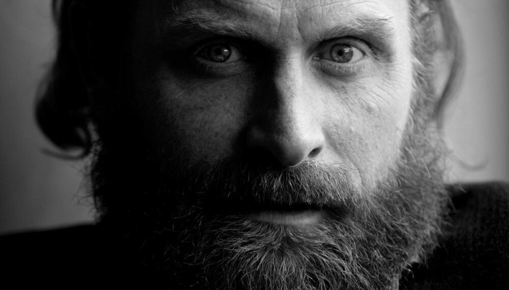 Kristofer Hivju mener at menn i dag har mer rom for å både være myke og harde: - Jeg mener at maskulinitet er å ha hele rekkevidden: Å være en myk sofapappa, men samtidig løpe triatlon eller forsvare en kompis på byen. Det ene utelater ikke det andre Kristofer Hivju mener at menn i dag har mer rom for å både være myke og harde: - Jeg mener at maskulinitet er å ha hele rekkevidden: Å være en myk sofapappa, men samtidig løpe triatlon eller forsvare en kompis på byen. Det ene utelater ikke det andre