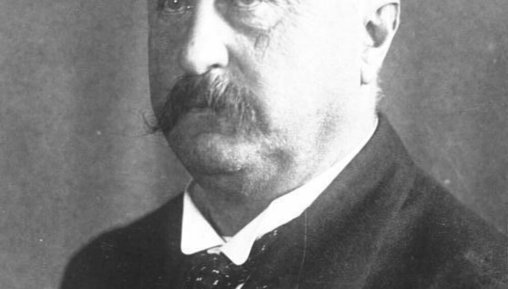 Konstantin (Constantin) Fehrenbach var president for riksdagen i 1918, senere president for Weimar-republikken fra 1919 til 1920 før han ble kansler i Tyskland i juni 1920. Han var medlem av sentrumspartiet, og ledet deres fraksjon i riksdagen til han døde i 1926 etter at han trakk seg som kansler på grunn av at han ikke fikk med seg riksdagen på framforhandlet resultat med de allierte. Konstantin (Constantin) Fehrenbach var president for riksdagen i 1918, senere president for Weimar-republikken fra 1919 til 1920 før han ble kansler i Tyskland i juni 1920. Han var medlem av sentrumspartiet, og ledet deres fraksjon i riksdagen til han døde i 1926 etter at han trakk seg som kansler på grunn av at han ikke fikk med seg riksdagen på framforhandlet resultat med de allierte.