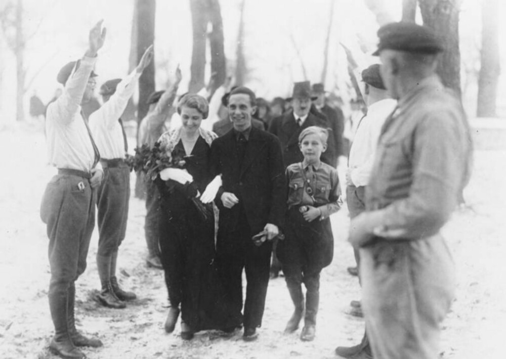 Joseph Goebbels giftet seg i 1931, og fikk samme år forbud mot å snakke offentlig. Goebbels tok selvmord i 1945 etter å ha drept sine egne barn. Joseph Goebbels giftet seg i 1931, og fikk samme år forbud mot å snakke offentlig. Goebbels tok selvmord i 1945 etter å ha drept sine egne barn.
