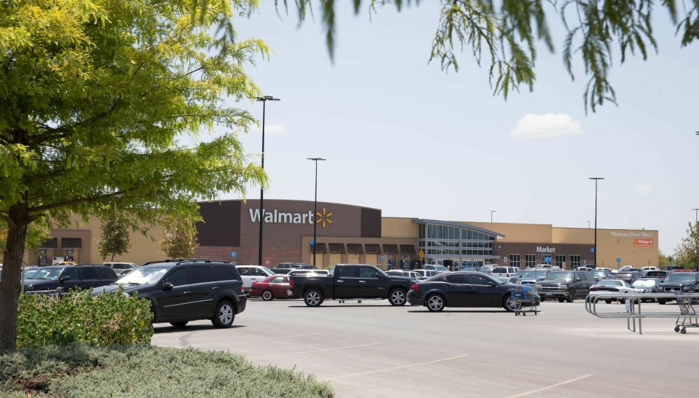 FIKK TIPS: Det var på parkeringsplassen til denne Walmarten i San Antonio at politiet oppdaget traileren etter tips fra en ansatt i butikken. FIKK TIPS: Det var på parkeringsplassen til denne Walmarten i San Antonio at politiet oppdaget traileren etter tips fra en ansatt i butikken.
