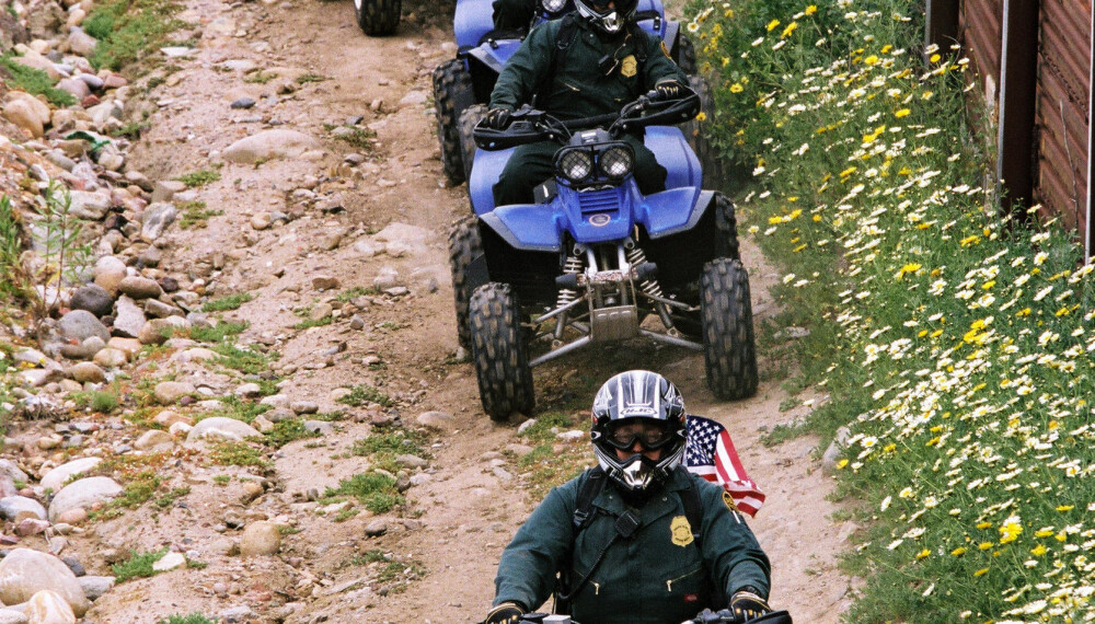 PASSER PÅ: En gruppe fra det amerikanske grensepolitiet patruljerer den amerikanske siden av grensen på ATVer. PASSER PÅ: En gruppe fra det amerikanske grensepolitiet patruljerer den amerikanske siden av grensen på ATVer.