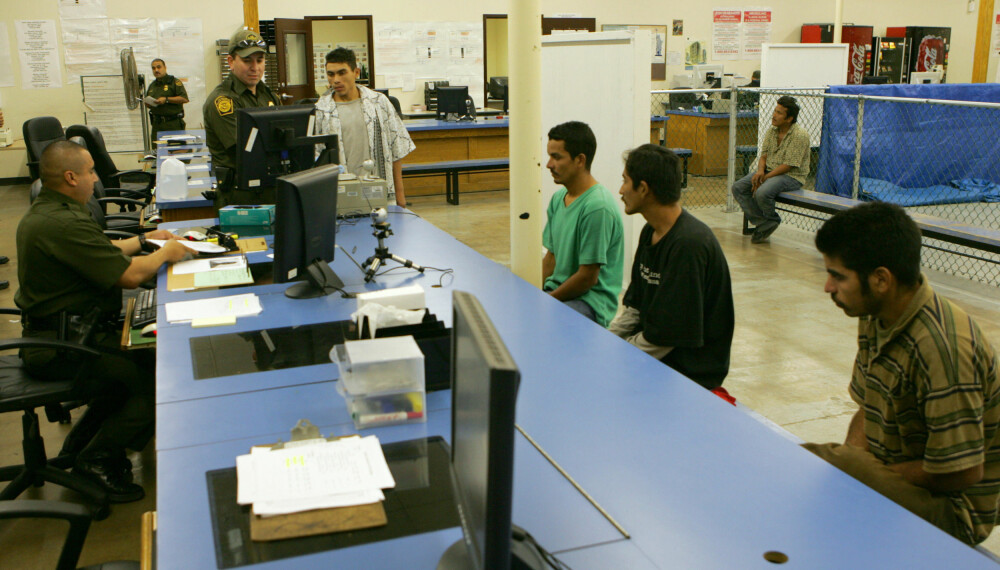 RETURNERES: En gruppe ulovlige immigranter avbildet i varetekt hos US Customs and Border Protection. De aller fleste papirløse blir returnert. Personene i bildet er ikke blant personene som ble funnet i traileren i San Antonio. RETURNERES: En gruppe ulovlige immigranter avbildet i varetekt hos US Customs and Border Protection. De aller fleste papirløse blir returnert. Personene i bildet er ikke blant personene som ble funnet i traileren i San Antonio.