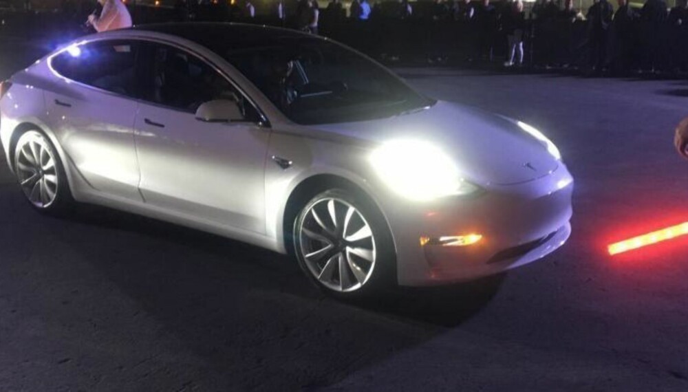 Det var naturligvis høy stemning på Fremont, da Elon Musk stod for overleveringen av de første Model 3-bilene til sine egne ansatte. Men i dag er hverdagen der igjen – og det neste halve året kommer til å bli et knallhardt kjør for alle som jobber her. Det var naturligvis høy stemning på Fremont, da Elon Musk stod for overleveringen av de første Model 3-bilene til sine egne ansatte. Men i dag er hverdagen der igjen – og det neste halve året kommer til å bli et knallhardt kjør for alle som jobber her.