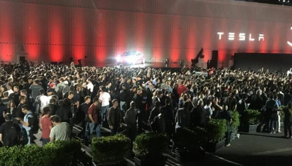 Tusenvis av Tesla-ansatte var på plass for å få med seg overleveringen av de 30 første Model 3-bilene. Tusenvis av Tesla-ansatte var på plass for å få med seg overleveringen av de 30 første Model 3-bilene.