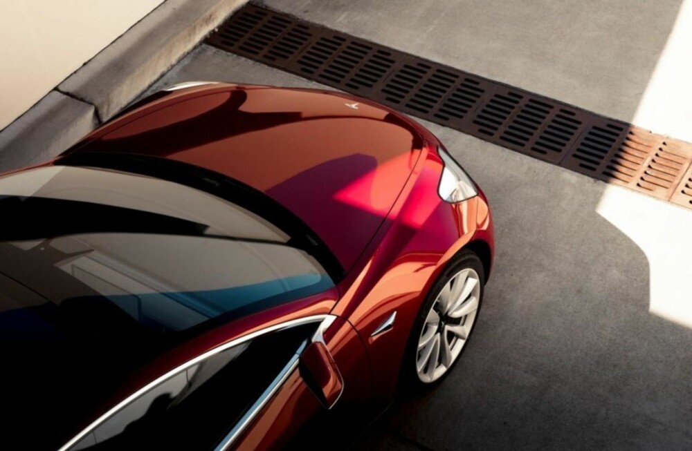 Endelig er Tesla på plass med sin volummodell: Model 3. Broom er blant de aller første i verden som får teste den. Endelig er Tesla på plass med sin volummodell: Model 3. Broom er blant de aller første i verden som får teste den.
