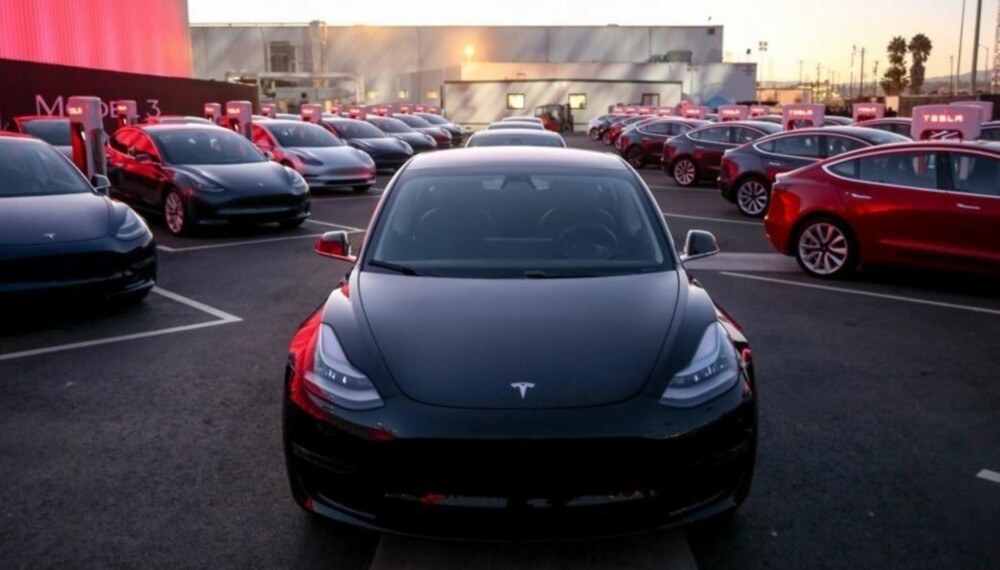 Her står de 30 første Tesla Model 3-modellene linet opp i forbindelse med overtakelsen. Her står de 30 første Tesla Model 3-modellene linet opp i forbindelse med overtakelsen.
