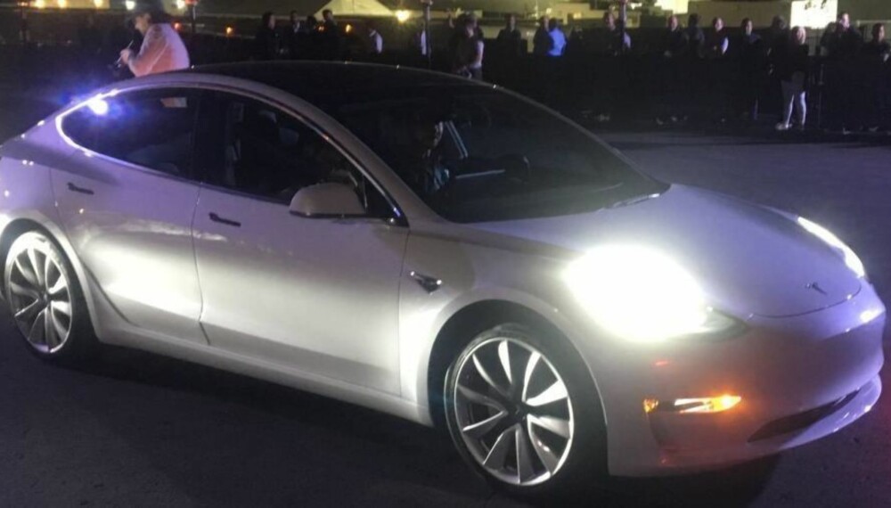 Med denne skal Tesla virkelig sette sitt preg på bilbransjen. Model 3 er allerede forhåndsbestilt av over 500.000 kunder verden over. Med denne skal Tesla virkelig sette sitt preg på bilbransjen. Model 3 er allerede forhåndsbestilt av over 500.000 kunder verden over.