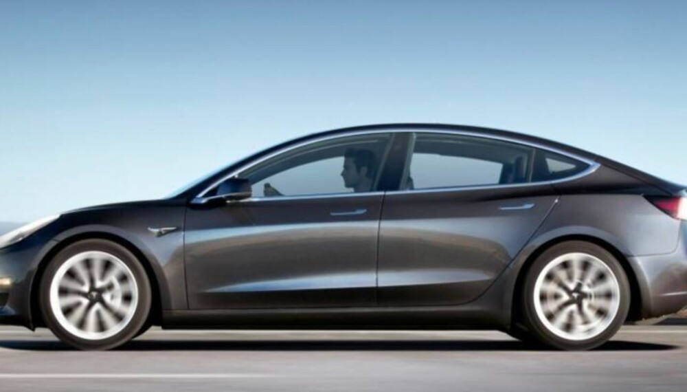Det er ingen tvil om at dette er en Tesla. Men den nye og komptakte modellen blir litt mer "klumpete" i profilen enn Model S. Det er ingen tvil om at dette er en Tesla. Men den nye og komptakte modellen blir litt mer "klumpete" i profilen enn Model S.