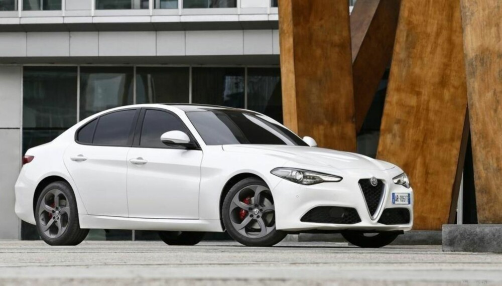 Giulia vektlegger sportslige kjøreegenskaper og ikke minst et design som er umiskjennelig Alfa. Giulia vektlegger sportslige kjøreegenskaper og ikke minst et design som er umiskjennelig Alfa.