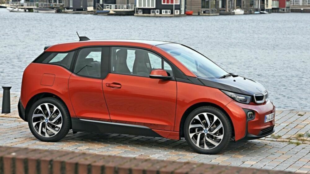 HELELEKTRISK: BMW har truffet blink med sin første helelektriske modell i3. Til høsten kommer den i fornyet utgave, og det ryktes at både effekten og rekkevidden skal kunne bli bedre. HELELEKTRISK: BMW har truffet blink med sin første helelektriske modell i3. Til høsten kommer den i fornyet utgave, og det ryktes at både effekten og rekkevidden skal kunne bli bedre.