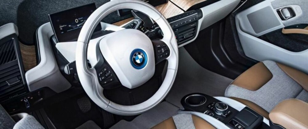 Det er ingen tvil om at BMW gikk for særpreg også når det kom til interiøret i i3. I tillegg har man valgt å ha fokus på gjenvinning, for å ytterligere understreke miljøprofilen. Det er ingen tvil om at BMW gikk for særpreg også når det kom til interiøret i i3. I tillegg har man valgt å ha fokus på gjenvinning, for å ytterligere understreke miljøprofilen.