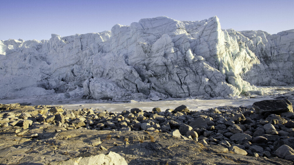 SMELTER: Landisen på Grønland og Sydpolen utgjør over 15 millioner kvadratkilometer med is. National Geographic anslår at dersom all den isen smelter, vil havnivået i verden stige med 65 meter. Bildet er av Russell-isbreen på Grønland. SMELTER: Landisen på Grønland og Sydpolen utgjør over 15 millioner kvadratkilometer med is. National Geographic anslår at dersom all den isen smelter, vil havnivået i verden stige med 65 meter. Bildet er av Russell-isbreen på Grønland.