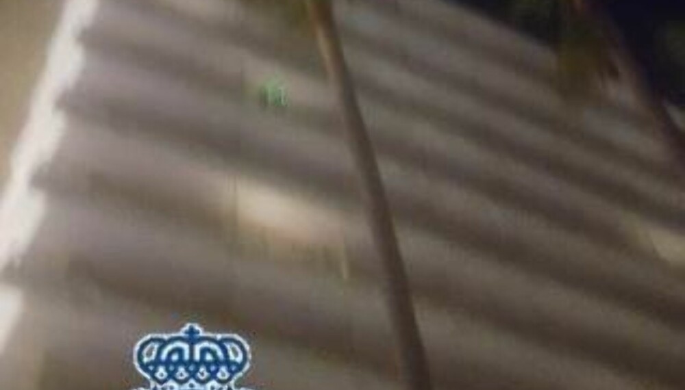 LASERPENN: Politiet har også offentliggjort et bilde som viser en laserpenn bli brukt fra en balkong på et hotell i Costa del Sol. LASERPENN: Politiet har også offentliggjort et bilde som viser en laserpenn bli brukt fra en balkong på et hotell i Costa del Sol.