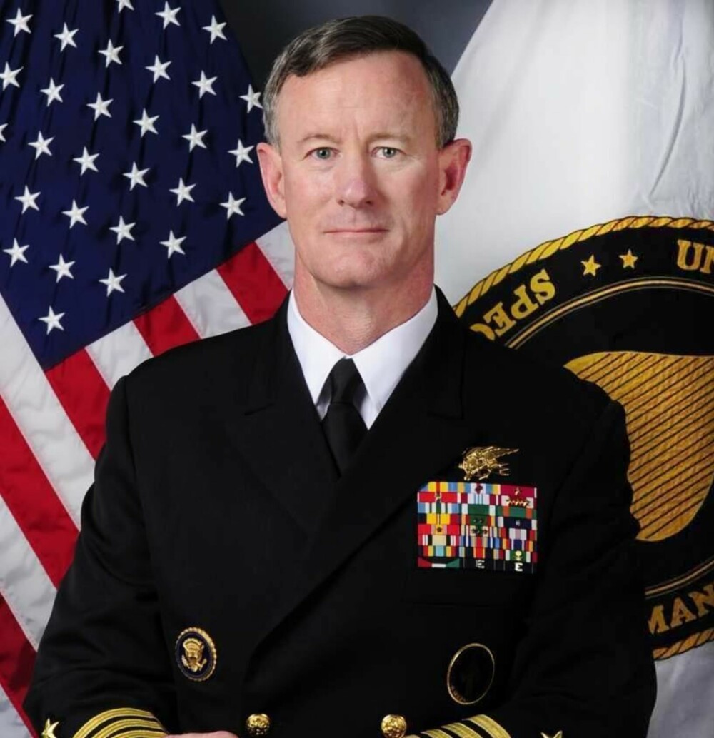 Admiral William H. McRaven hylles for sin tale om de viktige tingene i livet. Admiral William H. McRaven hylles for sin tale om de viktige tingene i livet.