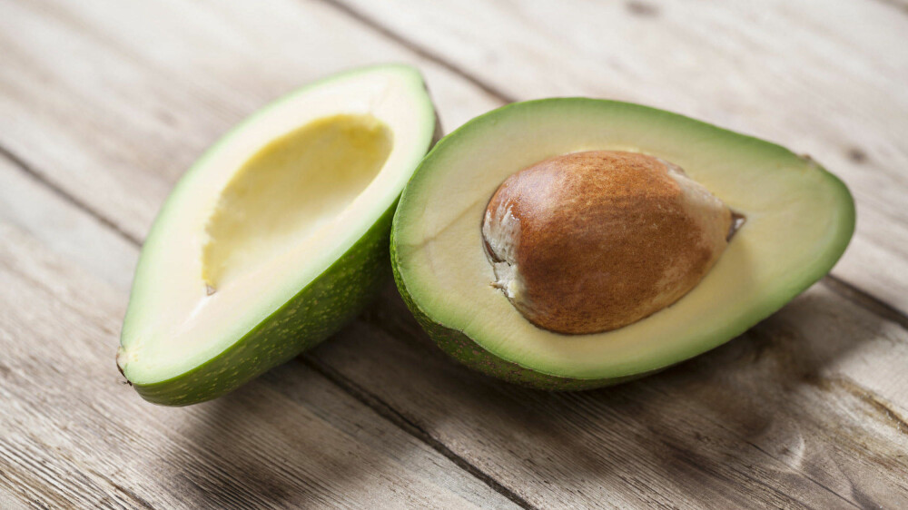 Avocado inneholder enumettet fett. Forskning tyder på at slike matvarer er spesielt gunstig for å bli kvitt fett rundt magen. Avocado inneholder enumettet fett. Forskning tyder på at slike matvarer er spesielt gunstig for å bli kvitt fett rundt magen.