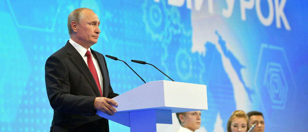 Den russiske presidenten Vladimir Putin møtte studenter i byen Jaroslavl i det sentrale Russland fredag 1. september. Her uttalte han at kunstig intelligens vil være nøkkelen til verdensherredømme. Den russiske presidenten Vladimir Putin møtte studenter i byen Jaroslavl i det sentrale Russland fredag 1. september. Her uttalte han at kunstig intelligens vil være nøkkelen til verdensherredømme.