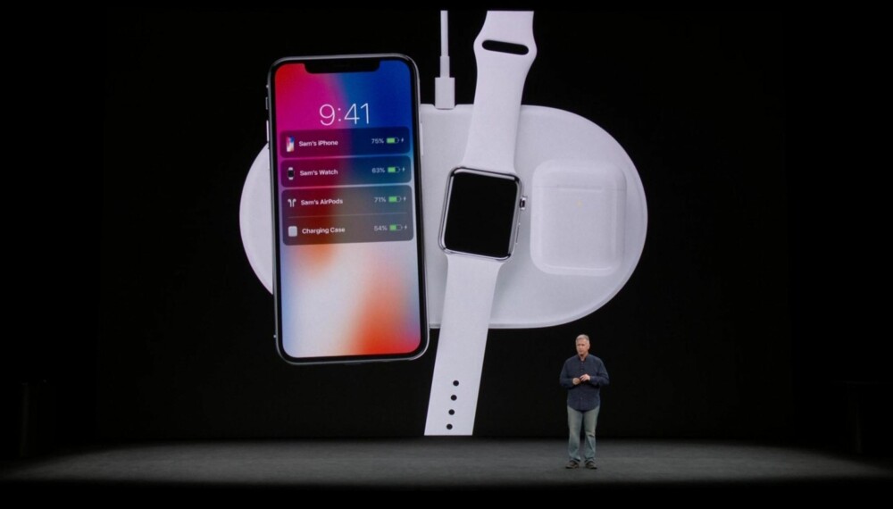 LADEPLATE: Den nye generasjonen iPhone kan lades trådløst sammen med Apple Watch og AirPod. Her ligger dingsene på Apples ladeplate AirPower, men de kan lades fra alle produkter som støtter den åpne Qi-standarden. LADEPLATE: Den nye generasjonen iPhone kan lades trådløst sammen med Apple Watch og AirPod. Her ligger dingsene på Apples ladeplate AirPower, men de kan lades fra alle produkter som støtter den åpne Qi-standarden.