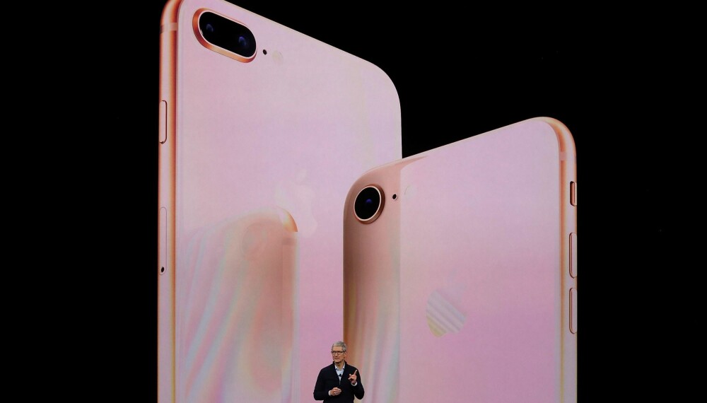 IPHONE 8 OG IPHONE 8 PLUS: Apple kommer også med oppgraderinger av dagens generasjon iPhone. Også disse har finish i glass, men tilbyr er ellers forventede oppgraderinger i forhold til iPhone 7. IPHONE 8 OG IPHONE 8 PLUS: Apple kommer også med oppgraderinger av dagens generasjon iPhone. Også disse har finish i glass, men tilbyr er ellers forventede oppgraderinger i forhold til iPhone 7.