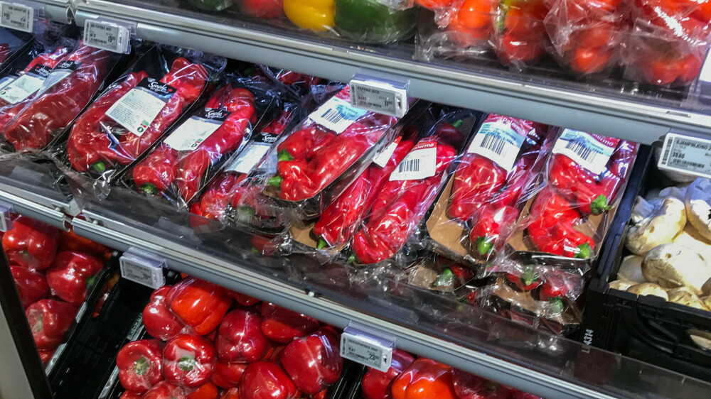I butikken vil man finne frukt pakket inn både én og én, og i pakker. Er det virkelig nødvendig? I butikken vil man finne frukt pakket inn både én og én, og i pakker. Er det virkelig nødvendig?