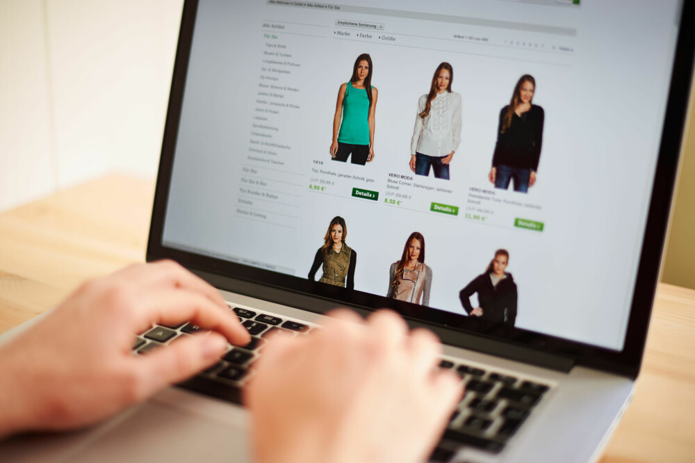 En kvinne ser på tilbudene på en utenlandsk nettportal. En kvinne ser på tilbudene på en utenlandsk nettportal.