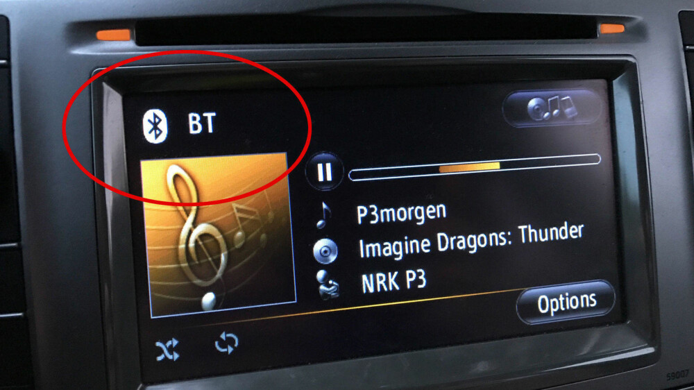 DETTE ER IKKE DAB: Kan du koble mobilen til bilen med Bluetooth eller en minijack-kabel, er det et minst like godt alternativ som å kjøpe en DAB-radio. Her strømmer vi P3 med NRKs utmerkede radioapp. Legg merke til at informasjon om hvilken artist som spilles følger med også her. DETTE ER IKKE DAB: Kan du koble mobilen til bilen med Bluetooth eller en minijack-kabel, er det et minst like godt alternativ som å kjøpe en DAB-radio. Her strømmer vi P3 med NRKs utmerkede radioapp. Legg merke til at informasjon om hvilken artist som spilles følger med også her.
