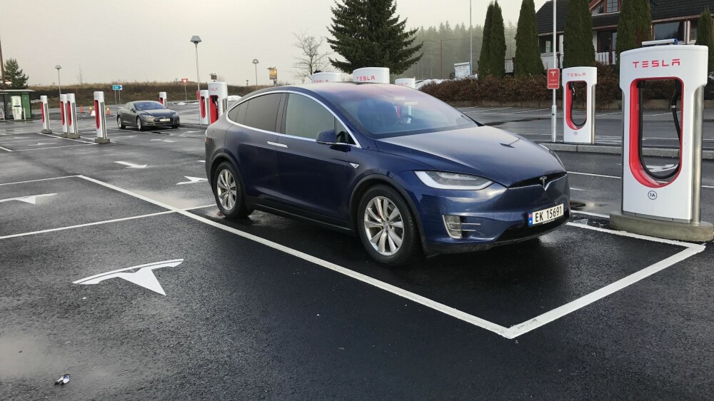 DYR BIL SKAL BLI DYRERE: Tesla Model X er en av de mest kostbare elbilene i Norge, og regnes som en premium-SUV. Likevel behøver ikke kjøperne å betale moms, bompenger eller særlig med veiavgift. Det kan det snart bli slutt på. DYR BIL SKAL BLI DYRERE: Tesla Model X er en av de mest kostbare elbilene i Norge, og regnes som en premium-SUV. Likevel behøver ikke kjøperne å betale moms, bompenger eller særlig med veiavgift. Det kan det snart bli slutt på.