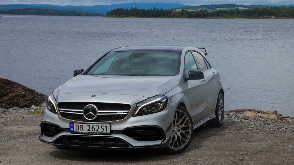 GLEDESGENERATOR: Det er ikke mange biler som virkelig kan få deg til å le. Mercedes AMG A45 er en slik bil. GLEDESGENERATOR: Det er ikke mange biler som virkelig kan få deg til å le. Mercedes AMG A45 er en slik bil.