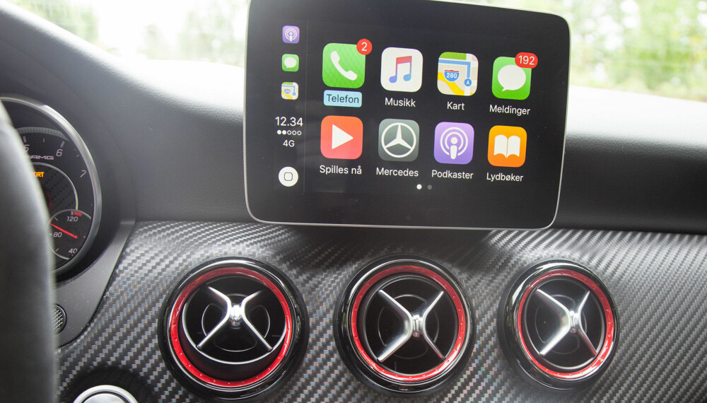 Mercedes' noe aldrende infotainmentsystem har fått støtte for Apple Car Play. Mercedes' noe aldrende infotainmentsystem har fått støtte for Apple Car Play.