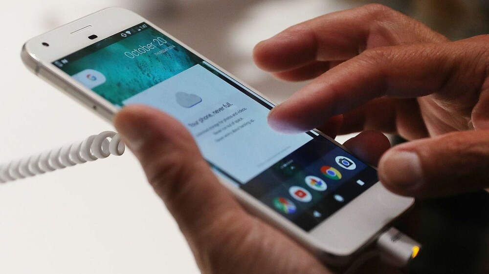 Googles mobiltelefon Pixel ble kronet som «planetens beste telefon» av det anerkjente magasinet Wired. Det var en avdeling i HTC som sto for utviklingen av mobilen, og Google har nå kjøpt opp drømmelaget for 1,1 milliarder dollar. Googles mobiltelefon Pixel ble kronet som «planetens beste telefon» av det anerkjente magasinet Wired. Det var en avdeling i HTC som sto for utviklingen av mobilen, og Google har nå kjøpt opp drømmelaget for 1,1 milliarder dollar.