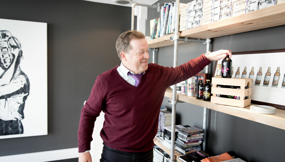 FORFATTER: På kontoret på Skøyen i Oslo er bokhyllen full med Hjeltnes' egne bøker han ikke har blitt kvitt: - Forfattere får overta bøkene når de går ut av sortiment. Da budet ringte meg og lurte på hvor jeg skulle ha bøkene levert, svarte jeg fjerde etasje. «Fjerde etasje? Det er jo to paller» var svaret, forteller forfatteren. Heldigvis for Hjeltnes har Creuna byttet lokaler. Nå holder de til i andre etasje. FORFATTER: På kontoret på Skøyen i Oslo er bokhyllen full med Hjeltnes' egne bøker han ikke har blitt kvitt: - Forfattere får overta bøkene når de går ut av sortiment. Da budet ringte meg og lurte på hvor jeg skulle ha bøkene levert, svarte jeg fjerde etasje. «Fjerde etasje? Det er jo to paller» var svaret, forteller forfatteren. Heldigvis for Hjeltnes har Creuna byttet lokaler. Nå holder de til i andre etasje.