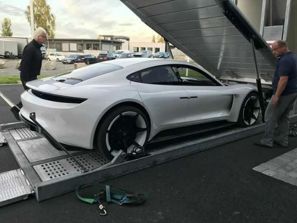 RULLES UT: Konseptmodellens av Porsche Mission E ble fraktet til Norge for en eksklusiv visning. RULLES UT: Konseptmodellens av Porsche Mission E ble fraktet til Norge for en eksklusiv visning.