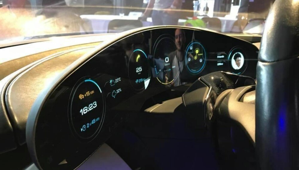 DASHBORDET i Porsche Mission E er noe utenom det vanlige. Panelene sies å bli aktivert av at sjåføren ser på dem. Det tror vi når vi ser det ... DASHBORDET i Porsche Mission E er noe utenom det vanlige. Panelene sies å bli aktivert av at sjåføren ser på dem. Det tror vi når vi ser det ...