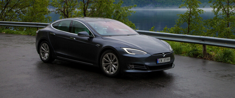 DYRERE DRØM: Når Tesla kutter muligheten for å kjøpe Tesla Model S med kun bakhjulstrekk, øker minsteprisen med over 40.000 kroner. Nå forsvinner henvisningsrabatten på 8000 kroner også. DYRERE DRØM: Når Tesla kutter muligheten for å kjøpe Tesla Model S med kun bakhjulstrekk, øker minsteprisen med over 40.000 kroner. Nå forsvinner henvisningsrabatten på 8000 kroner også.