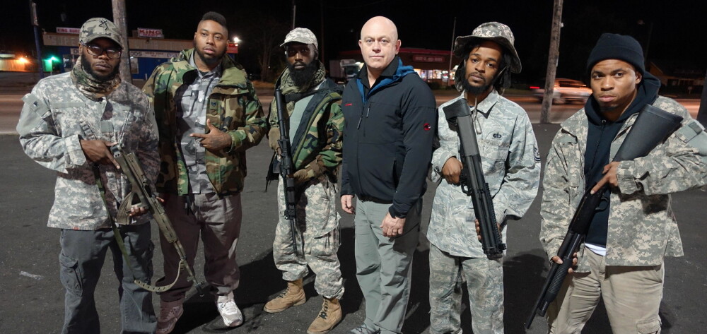 På tur i Texas intervjuer Ross Kemp medlemmer av gruppen Guerilla Mainframe. De bedriver skytetrening og væpner seg til hva de tror er en kommende rasekrig i USA. På tur i Texas intervjuer Ross Kemp medlemmer av gruppen Guerilla Mainframe. De bedriver skytetrening og væpner seg til hva de tror er en kommende rasekrig i USA.