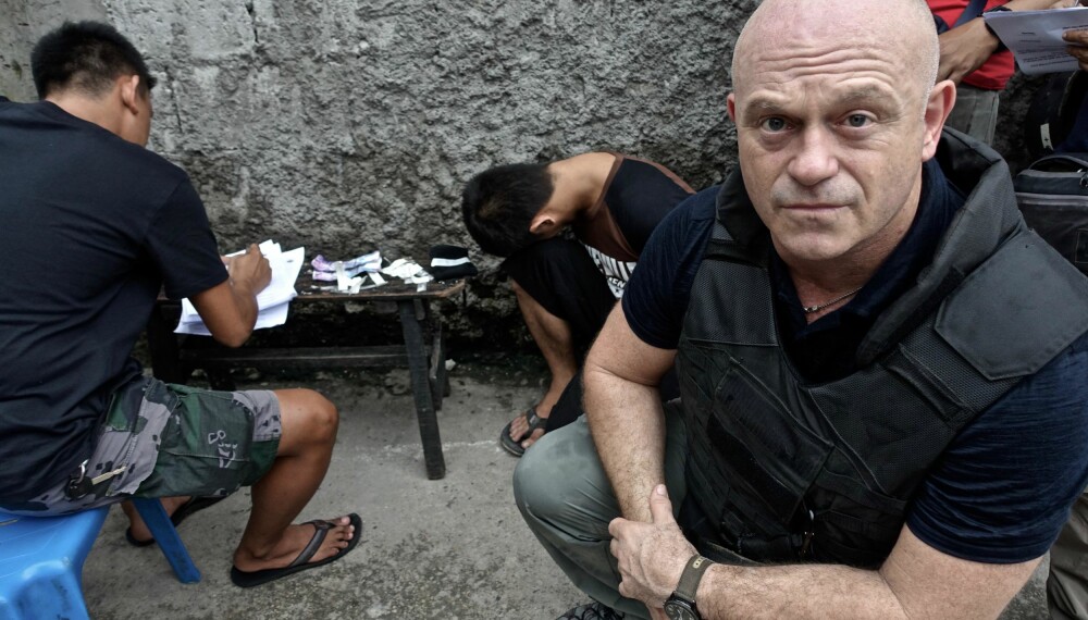 NARKOKRIG: På Filippinene er det for øyeblikket en stor krig mot narkotikamisbruke i landet. I Manila var Ross Kemp med det lokale politiet ut på aksjon i håp om å arrestere narkolangere. NARKOKRIG: På Filippinene er det for øyeblikket en stor krig mot narkotikamisbruke i landet. I Manila var Ross Kemp med det lokale politiet ut på aksjon i håp om å arrestere narkolangere.
