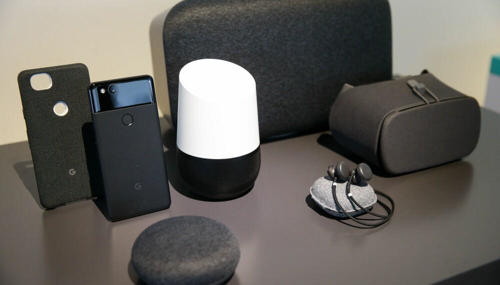 Her er Googles nye Home- og Pixel-produkter utstilt. Hodetelefonene Pixel Buds skal kunne oversette språk i sanntid. Her er Googles nye Home- og Pixel-produkter utstilt. Hodetelefonene Pixel Buds skal kunne oversette språk i sanntid.