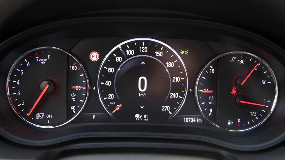 IKKE TILFELDIG: Ser du pila ved siden av bensinpumpeikonet (nede til høyre i bildet)? Den peker til den siden av bilen bensinlokket er plassert. Om du ikke har en pil ved bensinpumpa i din bil, sies pumpeslangen å henge på den siden bensinlokket er, men tilbakemeldinger fra Side3s lesere tyder på at dette neppe stemmer. IKKE TILFELDIG: Ser du pila ved siden av bensinpumpeikonet (nede til høyre i bildet)? Den peker til den siden av bilen bensinlokket er plassert. Om du ikke har en pil ved bensinpumpa i din bil, sies pumpeslangen å henge på den siden bensinlokket er, men tilbakemeldinger fra Side3s lesere tyder på at dette neppe stemmer.