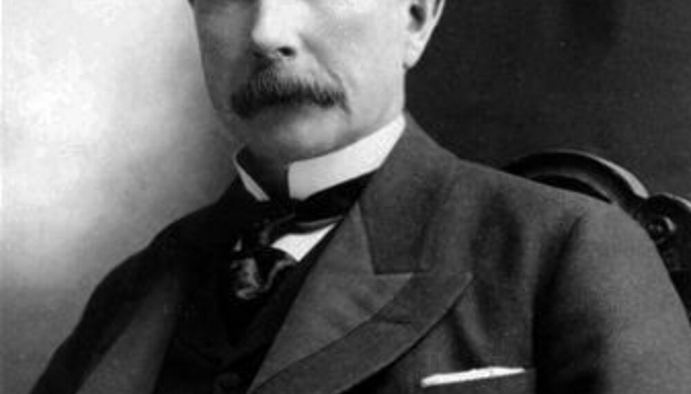 John D. Rockefeller var så rik og mektig at han ble tvunget til å dele opp selskapet sitt i 34 deler. John D. Rockefeller var så rik og mektig at han ble tvunget til å dele opp selskapet sitt i 34 deler.