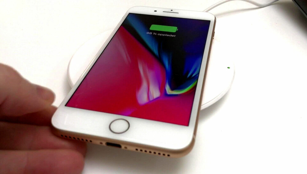BATTERIET ER SYNDEREN: Når kapasiteten på batteriet synker, har Apple programmert tidligere iPhone-modeller til å redusere ytelsene for å garantere at mobilen kjører stabilt. BATTERIET ER SYNDEREN: Når kapasiteten på batteriet synker, har Apple programmert tidligere iPhone-modeller til å redusere ytelsene for å garantere at mobilen kjører stabilt.