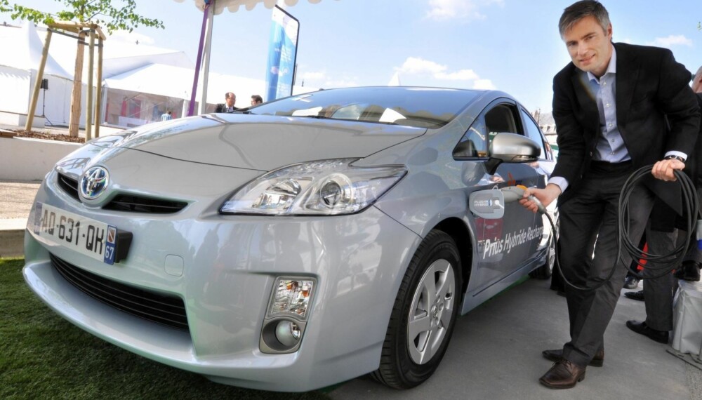 Informasjonssjef Espen Olsen hos Toyota Norge, her med en ladbar variant. Informasjonssjef Espen Olsen hos Toyota Norge, her med en ladbar variant.